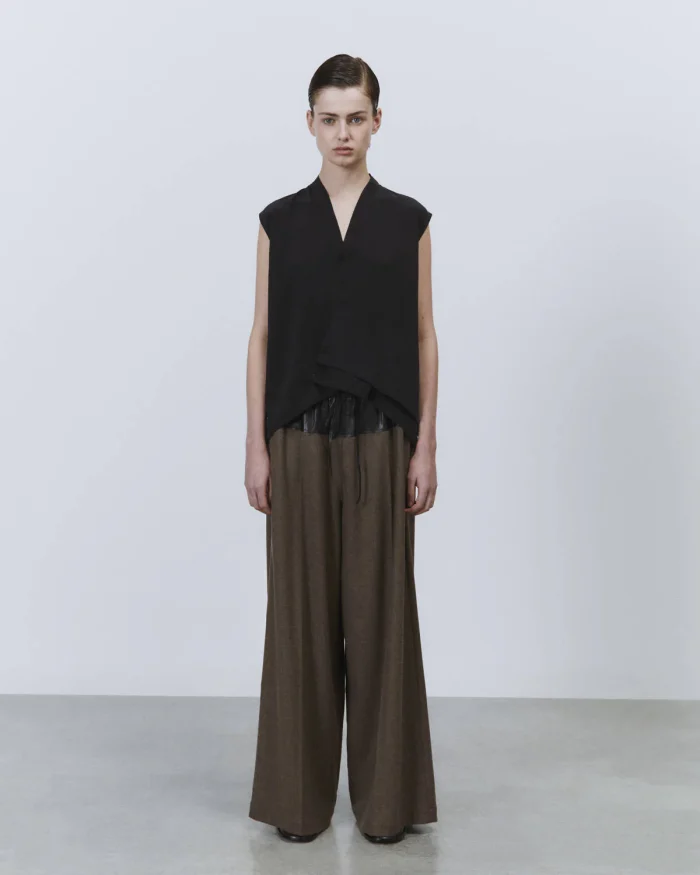 Top in seta asimmetrico nero