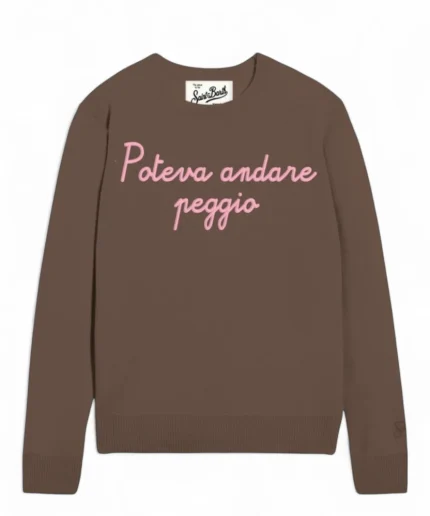 Maglione girocollo New Queen con scritta POTEVA ANDARE PEGGIO marrone