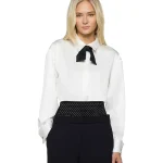 Camicia smocking aperta dietro con papillon slacciato in raso heavy bianca