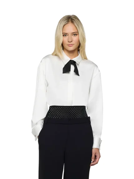 Camicia smocking aperta dietro con papillon slacciato in raso heavy bianca