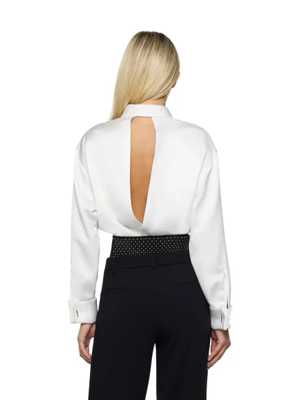 Camicia smocking aperta dietro con papillon slacciato in raso heavy bianca