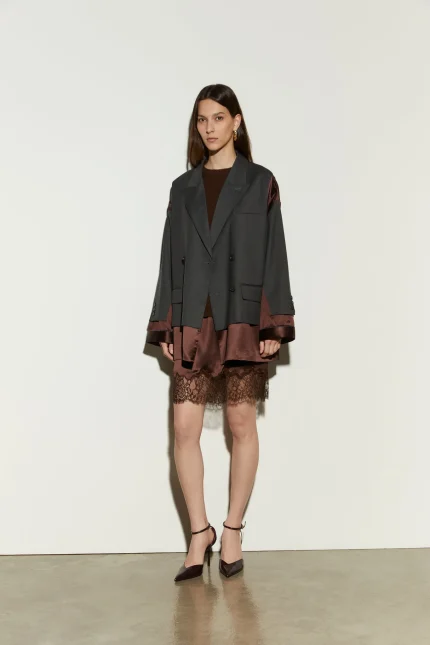 Blazer doppiopetto dalla vestibilità comoda con inserti in raso.