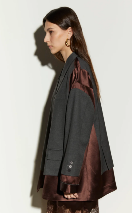 Blazer doppiopetto dalla vestibilità comoda con inserti in raso.