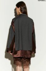 Blazer doppiopetto dalla vestibilità comoda con inserti in raso.