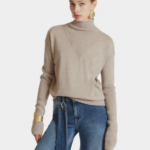 Maglia collo alto con spillone beige