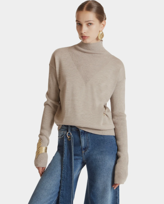 Maglia collo alto con spillone beige