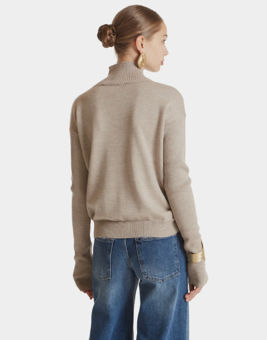 Maglia collo alto con spillone beige