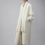 Cappotto in maglia con sciarpa e macro bottonI