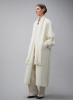 Cappotto in maglia con sciarpa e macro bottonI