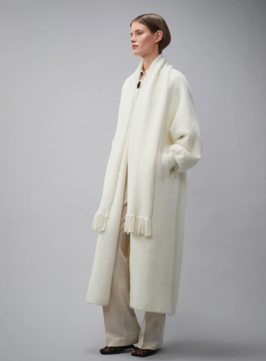 Cappotto in maglia con sciarpa e macro bottonI