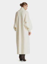 Cappotto in maglia con sciarpa e macro bottonI
